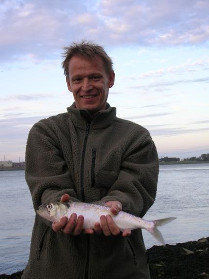 Met de hartelijke (vis)groeten, Kees Overweel. Gisteren 24-07 vroeg vetroken om met m,n zoon eens lekker lang te vissen.