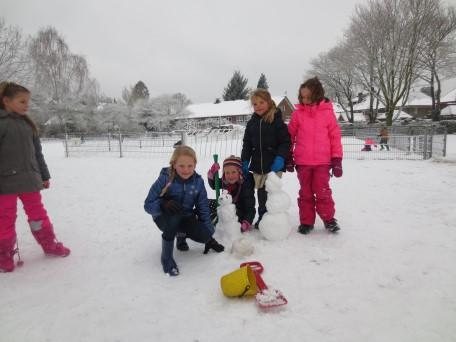 Maandagmiddag hebben we heerlijk in de sneeuw gespeeld! De kinderen van groep 3A hebben teksten geschreven wat ze doen als er sneeuw ligt. Er ligt sneeuw en.