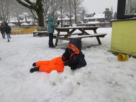 Romijn: ik ga sneeuwballen gooien. Anne: ik maak van sneeuw een paard. Ik maak een sneeuwpop en sneeuwballen. Sophie: ik ga een sneeuwpop maken.