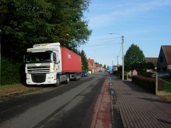 De kwaliteit van de woonomgeving verbeteren door het aanleggen van fietspaden (62%), uitbreiden van het speelplein, terug openstellen van de kerkwegels. Hier en daar is een zitbankje ook gewenst.