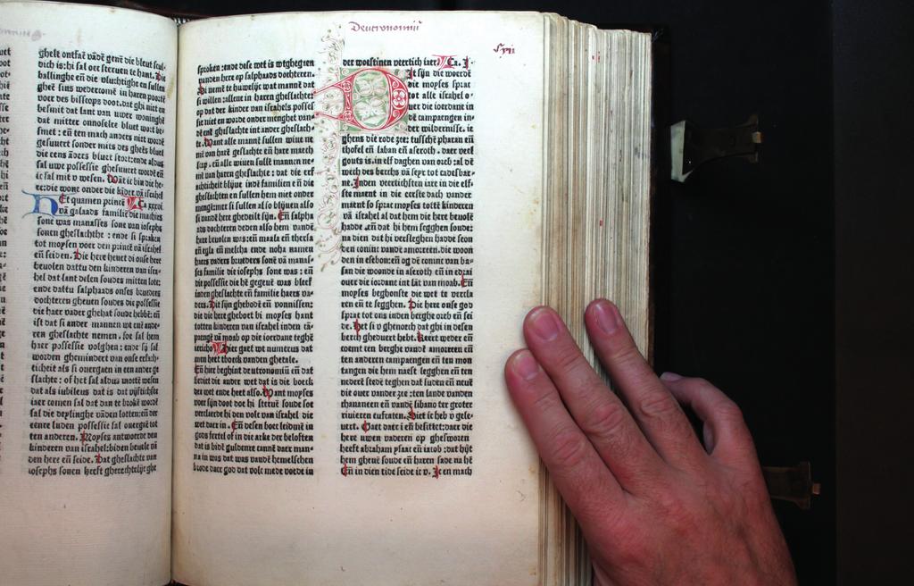1 Op de grens van Middeleeuwen en Nieuwe Tijd In Delft in het jaar 1477 komt een bijbeleditie van de persen die bekend is geworden als de Delftse Bijbel.