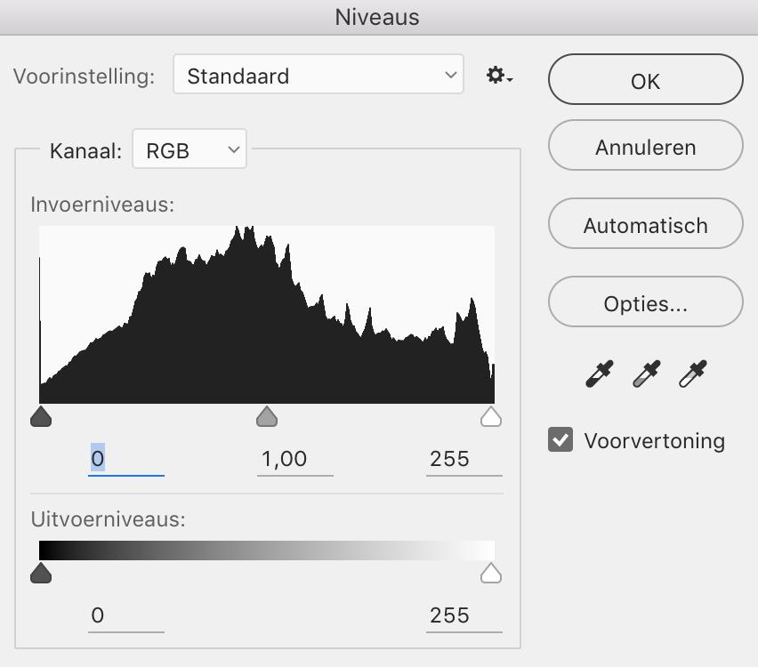 9 Het werken met Niveaus Met Ctrl of Cmd + L roep je het dialoogvenster van Niveaus op. Je ziet onder het Histogram drie schuiven aangeduid als driehoekjes die je naar wens kunt verplaatsen.