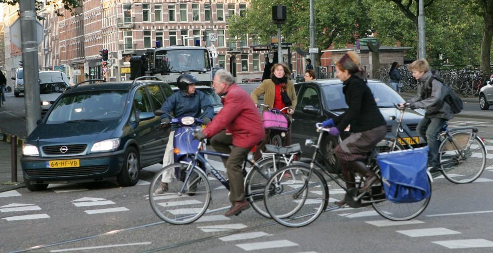 1.4 Verkeersveiligheid van de fietser Gemiddeld worden er jaarlijks 5 fietsers in het Amsterdamse verkeer gedood en raken er tussen de 325 en 600 gewond.