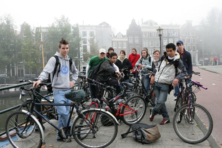 - barrièrewerking van het IJ voor fietsers verder verminderen door aanpassingen in de routes van de pontveren en door onderzoek naar de haalbaarheid van een fietsbrug tussen Noord en Westerpark en