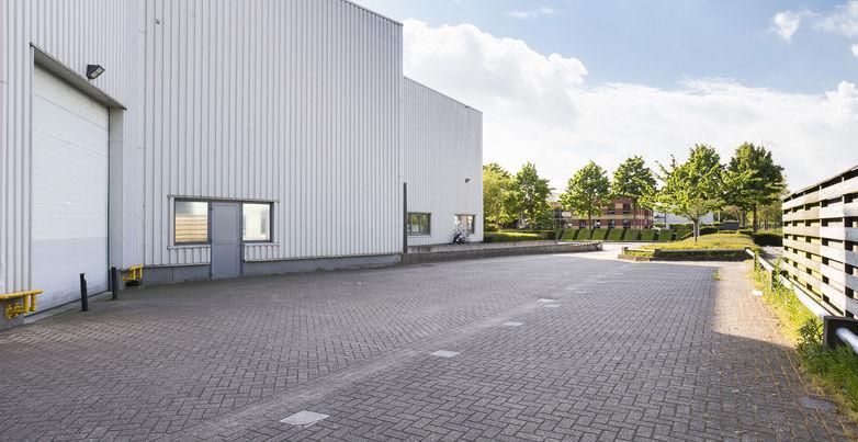 Solitair Bedrijfsgebouw Gelegen op bedrijventerrein de Hoef, solitair bedrijfspand met o.a. 14 parkeerplaatsen en ca. 549 m² afsluitbaar buitenterrein.