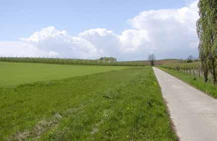 Dit kan zich bijvoorbeeld voordoen (a) wanneer de akker parallel met de hoogtelijnen geploegd wordt, of (b) wanneer de akker loodrecht op de hoogtelijnen geploegd wordt en een strook onderaan de