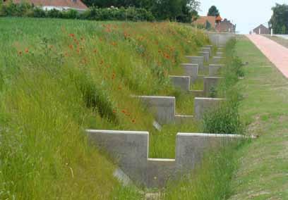 ËËEen deel van het sediment wordt, weliswaar vertraagd, toch doorgelaten en komt stroomafwaarts in waterlopen of rioleringen terecht.