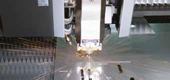 In een -laseroscillator wordt het laserlicht gepompt met een lasergas, dat via een uitvoerspiegel wordt verzonden en ten slotte door middel van reflectorspiegels aan de snijkop wordt