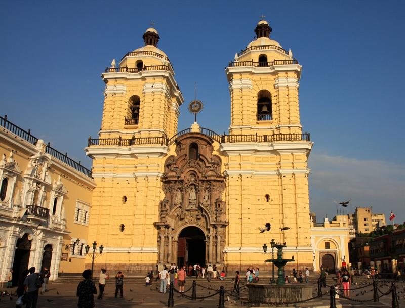 avonds aankomt (of de volgende ochtend, afhankelijk van je vluchtschema) en je Peru groepsreis van start gaat. De reisbegeleiding wacht je op op de luchthaven.