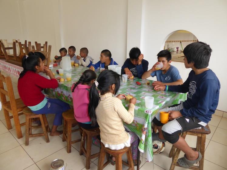 Mama s die willen deelnemen aan het project kunnen bij ons enkele bollen wol uitkiezen om mee naar huis te nemen.