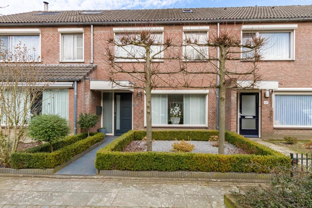 eigen achterom, vier slaapkamers, moderne keuken en nette badkamer.