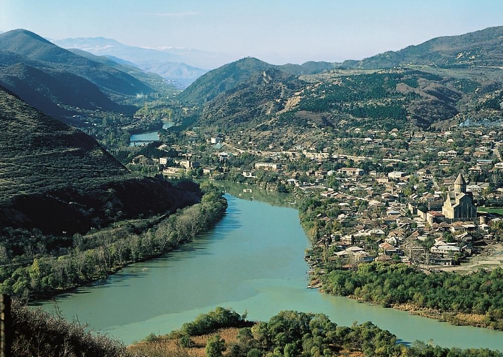 Het leven op straat maakt een mediterrane indruk, met vele druk bezette terrasjes en etensstalletjes. Tbilisi heeft een zeer heterogene bevolking.