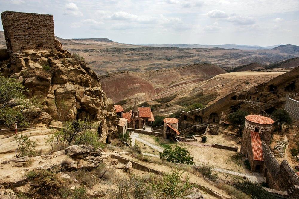 De vele leuke terrassen en restaurantjes nodigen uit voor een pauze na het sightseeën. Georgië vormde ook onderdeel van de Sovjet Unie.