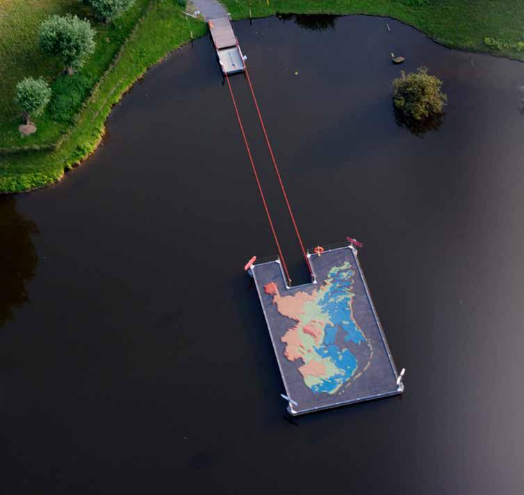 3. Ter land, ter zee en in de lucht (outdoor)** Ken uw topo! In de fortgracht drijft de kaart van Nederland in een schaal van 1:25.000.