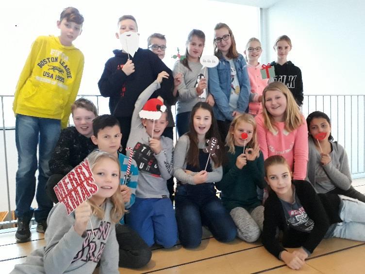 Groep 5 en 6 De kinderen zijn bezig met het oefenen van de kerstliedjes en het versieren van de klas. Ze mogen een glazen potje meenemen. Het potje gaan we versieren en er komt een lichtje in.