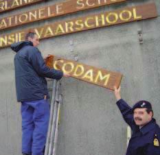 De afdeling CODAM, sinds 2006 gehuisvest in gebouw Zeearend van de Operationele School, prijkt met een nieuw naambord aan de muur van deze school.