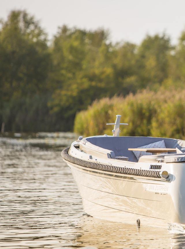 Eeuwen traditie vertaald naar nu Slikkendam Watersport heeft de afgelopen jaren in eigen beheer een nieuwe lijn tenders ontworpen, gebouwd en op de markt gebracht.