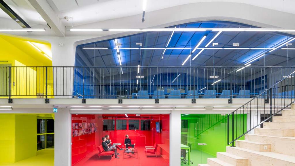 In samenwerking met Piet Hein Eek werd deze verdieping omgebouwd tot office s, losse dedicated desks, gemeenschappelijke ruimtes, meeting rooms en een algehele focus op natuurlijk licht wat naar