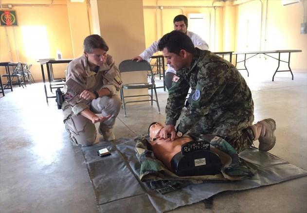 Op beide dagen leerden zij 4 militairen de basistechnieken aan van reanimatie, stabiele zijligging en het verhelpen van verstikking. De cursus werd afgesloten met een examen.