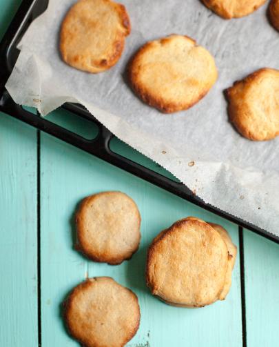 Citroenkoekjes DEZE KOEKJES VOOR 6 PERSONEN MAAK JE IN 30 MINUTEN Voor deze koekjes heb je cashewpasta nodig.