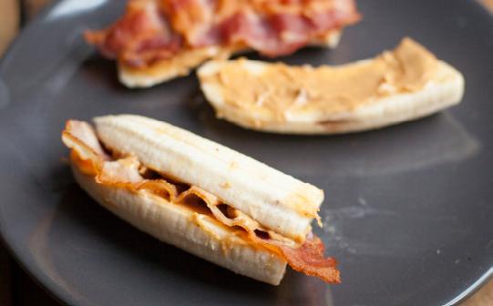 Banaan-bacon-snack SuperSimpele toetjes & Snacks TOETJES GEBAKKEN BANAAN - 4 AARDBEI