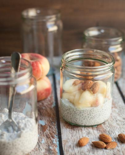 Chia pudding met wilde perzik DIT GERECHT VOOR 2 PERSONEN MAAK JE IN 5 MIN (+1 NACHT) Deze lekkere pudding is ook handig voor onderweg (door het bijvoorbeeld in glazen potjes mee te nemen) en kan je