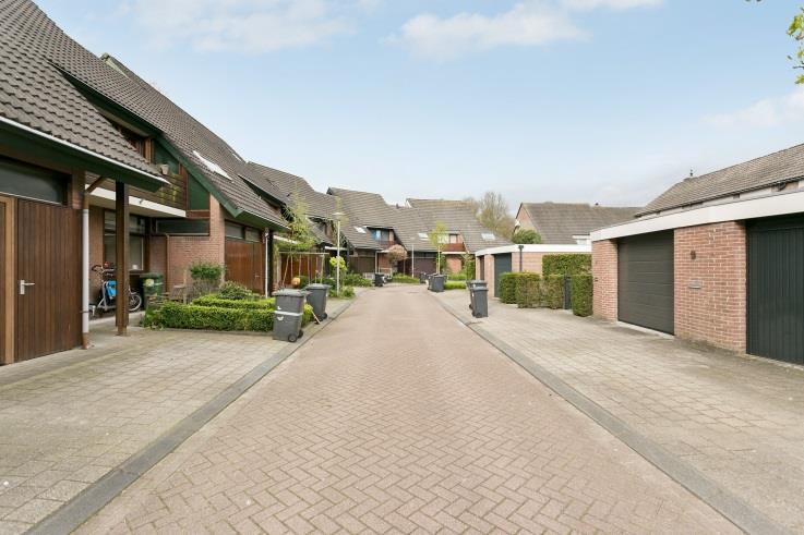 ALGEMEEN: De gehele woning is recent gemoderniseerd. In 2013 is de woonkamer volledig gemoderniseerd en voorzien van nieuwe keuken, tegelvloeren, stucwerk wanden en plafond.