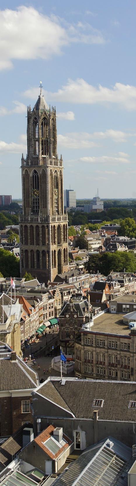 Onder meer de Dom van Utrecht en de Jaarbeurs Utrecht trekken het hele jaar door vele (inter)nationale bezoekers. Ook staat Utrecht bekend als prominente winkelstad.