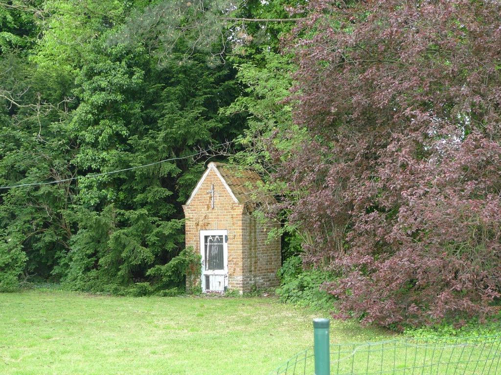 Beschermingsdossier: Voormalige Sint-Gerardusschool met ommuurde speelplaats, voorliggende