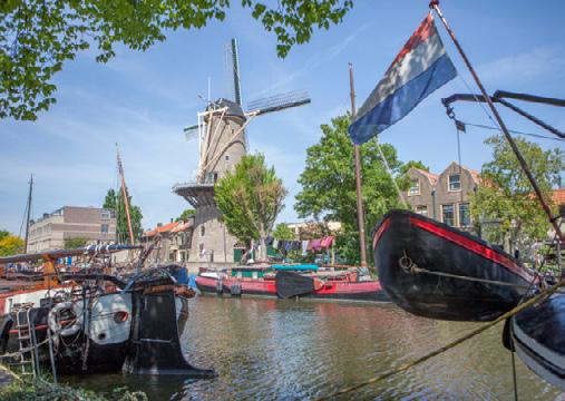 De rijkswegen A12 en A20, de twee treinstations langs