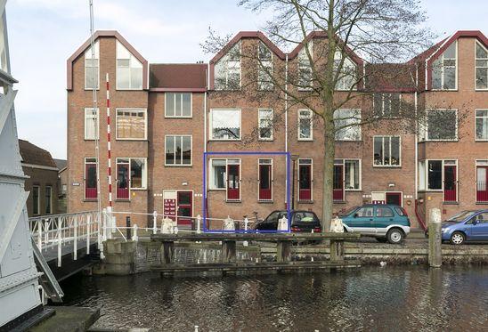 3-kamer maisonnette met balkon, achtertuin en separate garage Heeft u altijd al gedroomd van een maisonnette op steenworp afstand van het centrum van Gouda? Dan is dit uw kans!