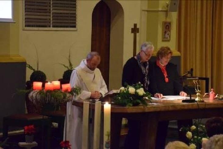 21 KERSTDIENST EN KERSTMAALTIJD VOOR DAK- EN THUISLOZEN Op woensdag 23 december was er een kerstdienst en aansluitend een feestelijke kerstmaaltijd die ter beschikking was gesteld door stg.