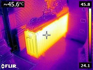 De radiatoren in de woonkamer laten een gelijkmatige warmteafgifte zien op de onderstaande foto s.