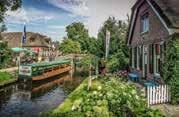 Van Leeuwarden trekken we naar het Hollandse Venetië, Giethoorn, dat met zijn smalle kanalen bezoekers uit de hele wereld trekt.