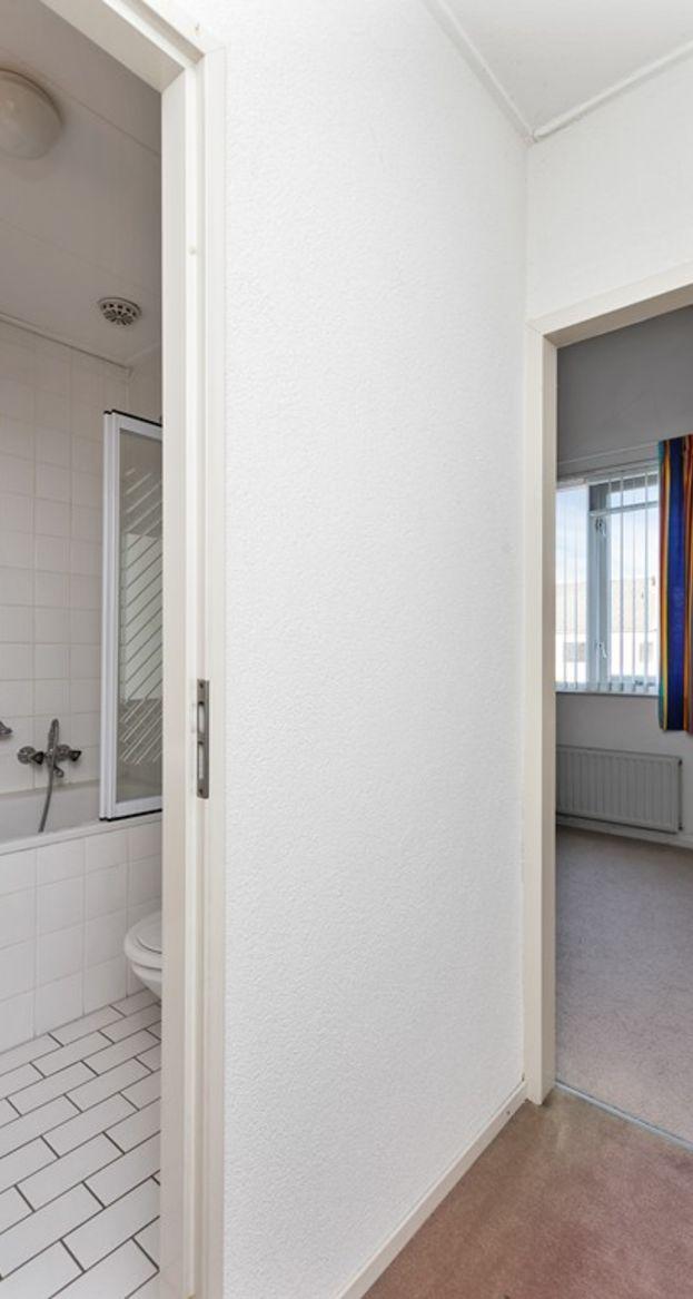 12 franksweegersmakelaardij.nl Eerste verdieping Aan de overloop met een "open" kast grenzen de badkamer en de 2 volwaardige slaapkamers. De lichte badkamer is uitgerust met o.a. een wastafel, toilet en een ligbad met een handig spatscherm.