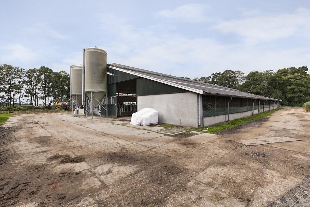 DE LIGBOXENSTAL Gebouwd in 1979 en verlengd in 2007 met een totale vloeroppervlakte van circa 1.122 m2.