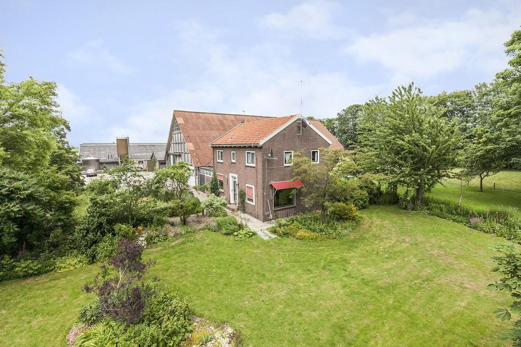 DE WONING De woning is gebouwd in 1952, opgetrokken in spouw en met pannen gedekt. De kozijnen zijn voornamelijk van kunststof.