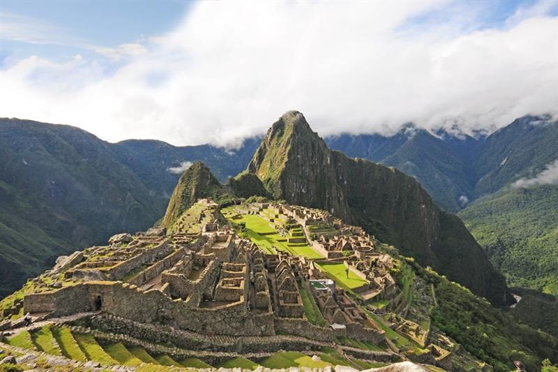 Dag 27: Aguas Calientes - Cuzco Vandaag bezoek je Machu Picchu. Je vertrekt het best vroeg in de ochtend om de zonsopgang of optrekkende mistflarden te kunnen aanschouwen.
