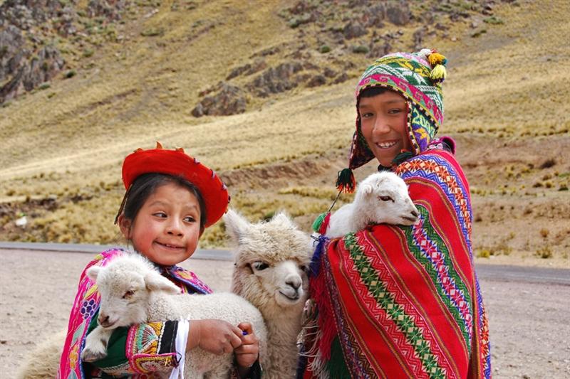 Dag 23: Puno - Cuzco De busrit van Puno naar Cuzco (7 tot 8 uur rijden) voert je over de Altiplano langs maïs- en quinoavelden.