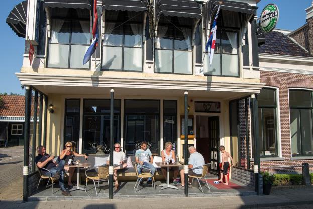 In het centrum van het sfeervolle Friese kustplaatsje Holwerd vindt u Hotel De Gouden Klok.