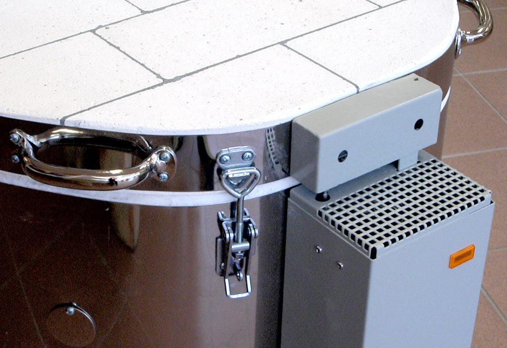 Installatie Dekselscharnier en sluiting Als optie is het mogelijk om de oven te voorzien van een dekselscharnier. Deze sluit de veiligheidsschakelaar automatisch op de juiste wijze.