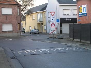 Controlepunt 3: Kruispunt Stationsstraat Putsebaan - Bakestraat: Hier sla je rechts af (vaardigheid 2) om dan na enkele meters voor het zebrapad te stoppen en af te stappen.