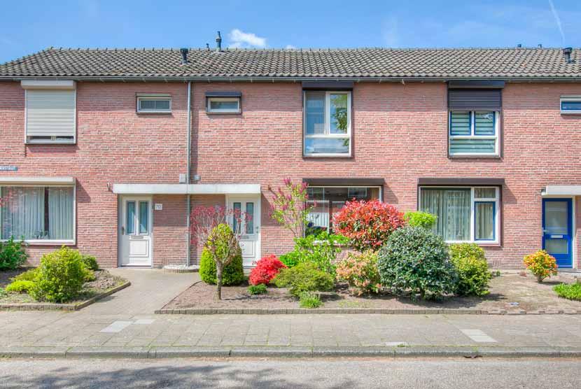 Frederik Hendrikstraat 68 Weert Voorzien van kunststof kozijnen! - Ruime, sfeervolle middenwoning met buitenberging en een privacy biedende achtertuin gelegen op het Zuiden.