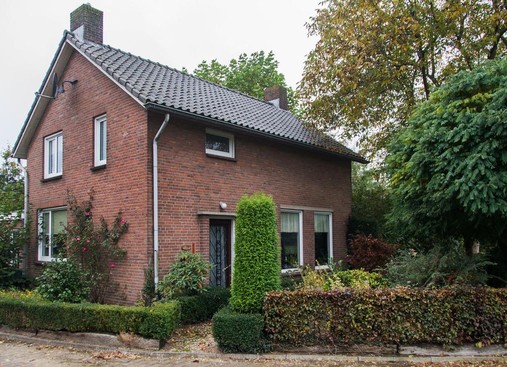 Algemene informatie: De vrijstaande woning is gelegen midden in het natuurgebied De Haterse en Overasseltse Vennen en op 10 minuten rijden van de Radboud Universiteit en het Radboudziekenhuis in