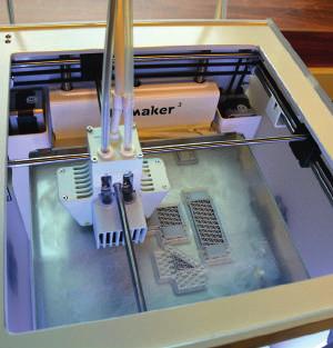 We hebben nu al meerdere 3D-printers aangekocht om onze projectleiders vertrouwd te maken met de beginselen van