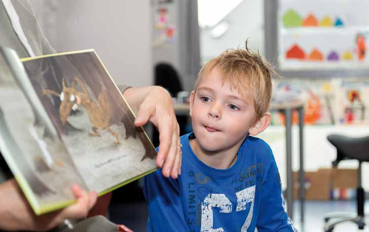 Als je kinderen een luistervraag meegeeft, kunnen zij zich beter op het verhaal concentreren doordat ze met een bepaald perspectief naar het verhaal luisteren Het voorlezen van prentenboeken is een