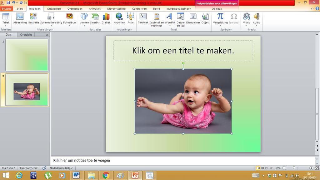 Kies de juiste afbeelding uit en dubbelklik er op. Dan verschijnt hij op je dia zoals hiernaast. Je kan de afbeelding ook verslepen. Klik er op, hou vast en versleep.