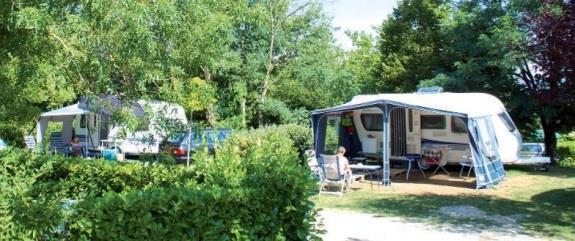 (2) emplacement avec électricité pour 2 personnes en tente, caravane avec voiture ou moto ou en camping-car.