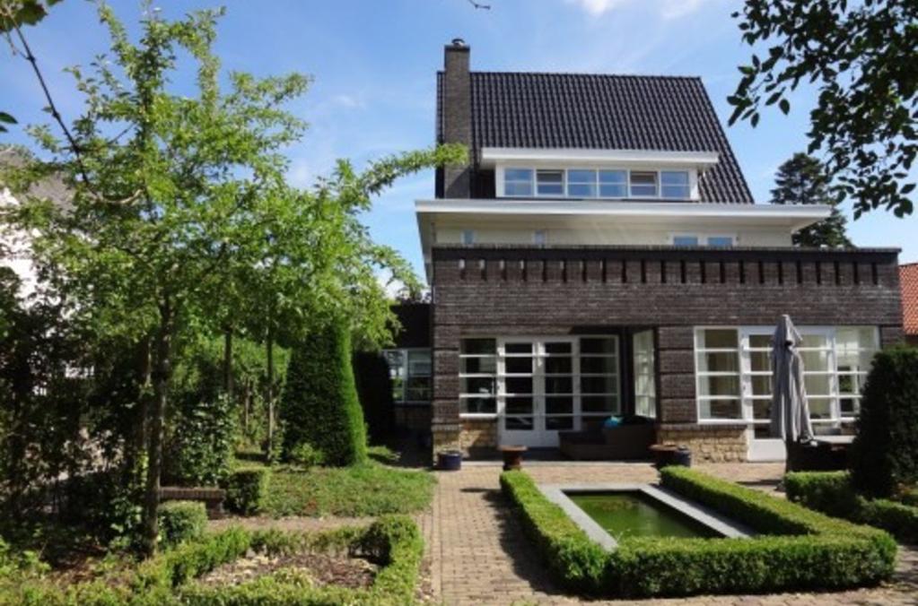 Oudenboschstraat 36 D 6363 BV Wijnandsrade Inleiding Aan de rand van het dorp gelegen zeer ruim, nagenoeg geheel onderkeldert, hoogwaardig afgewerkt herenhuis gebouwd in jaren dertig stijl (bouwjaar