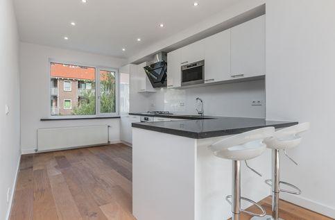 toegang naar balkon achter, trap 2e verdieping: overloop; zwevend closet met fonteintje;